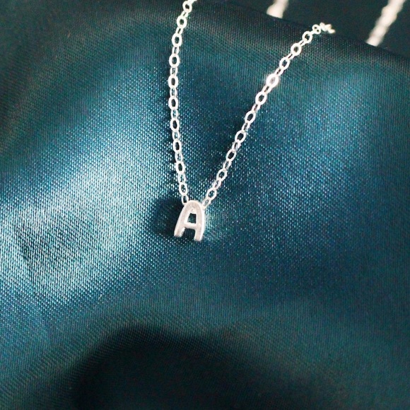 ‘T’ initial necklace - Picture 4 of 6